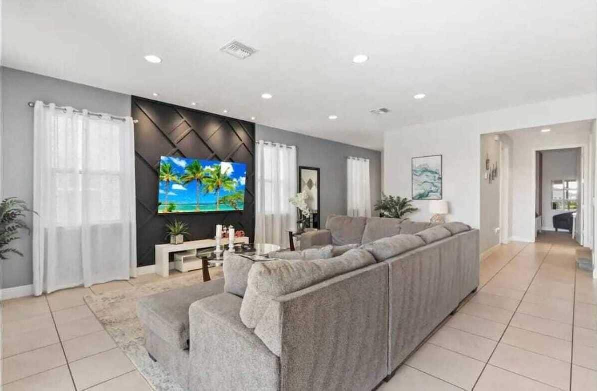 House (5 Bedrooms) | Living area