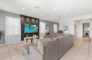 บ้านพัก (5 Bedrooms) | บริเวณนั่งเล่น | ทีวี 50 นิ้ว พร้อมช่องเคเบิล