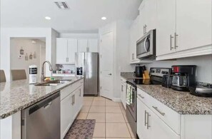 Private kitchen - Family 5BR Retreat With Pool and Themed Bedrooms (Kissimmee)