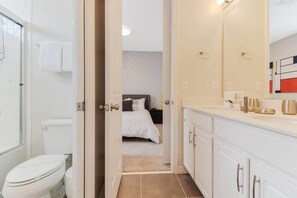 Hus (Multiple Bedrooms) | Badrum | Badkar, handdukar, tvål och schampo