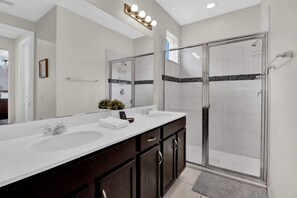 House (4 Bedrooms) | Bathroom - Chic 4BR With Pool, Game Room & Mickey Rooms (Kissimmee)