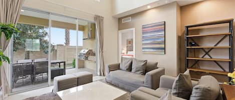 Villa (4 Bedrooms) | Aire de séjour | Téléviseur de 50 po avec télévision par cùble