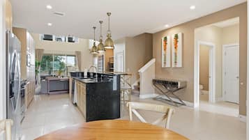 Villa (4 Bedrooms) | Dineerruimte