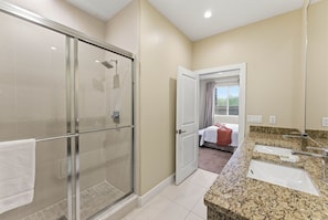 Biệt thự (4 Bedrooms) | Phòng tắm | Bồn tắm, khăn tắm, xà phòng, dầu gội