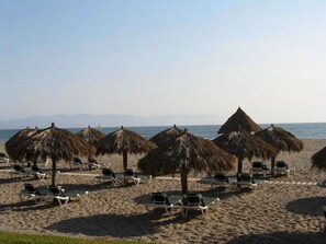 Plage, chaises longues, serviettes de plage