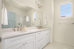 Shower, towels - The Pearl | New Home w/ Pool, Beach & More! (Cape Charles)
