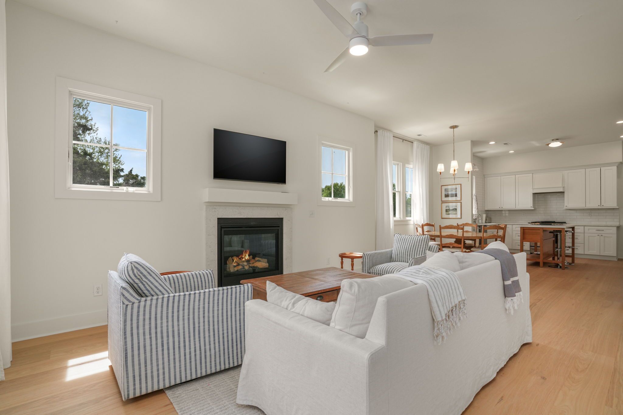 Smart TV, fireplace, stereo