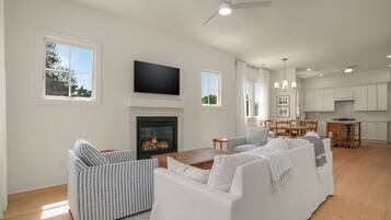 Smart TV, fireplace, stereo