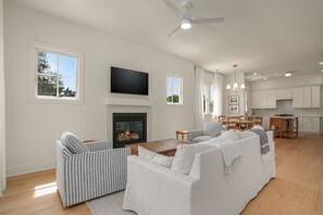 Smart-TV, Kamin, Stereoanlage