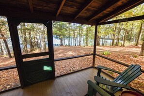 A covered outdoor area with a bench and a sign indicating 'LAKE'. - Lakeside Resort-Cozy Cabin 4 (Olmstedville)