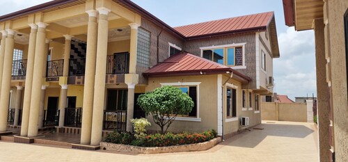 25 minutes drive from Kumasi Airport,40km to lake Bosomtwe Kumasi mail is8.8km