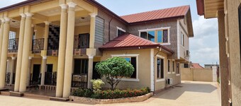 25 minutes drive from Kumasi Airport,40km to lake Bosomtwe Kumasi mail is8.8km