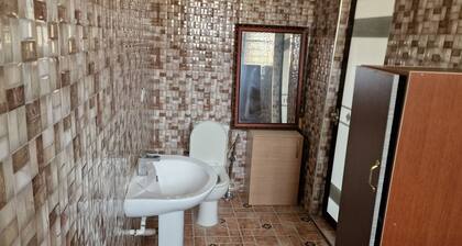 25 minutes drive from Kumasi Airport,40km to lake Bosomtwe Kumasi mail is8.8km