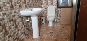 Shower, towels, soap, toilet paper - 25 minutes drive from Kumasi Airport,40km to lake Bosomtwe Kumasi mail is8.8km (KUMASI)