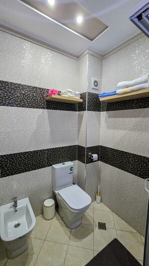 Apartment, 3 Bedrooms, Balcony, City View | Bathroom | Bidet, towels - Luxury Lovelystay in Larache (Larache)