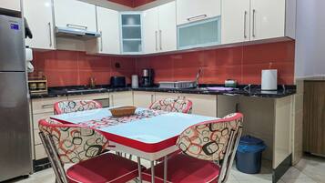 Appartement, 3 chambres, balcon, vue ville | Cuisine privée | Four, plaque de cuisson, machine à expresso, cafetiÚre/bouilloire