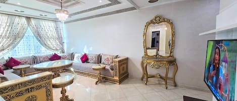 Apartamento, 3 habitaciones, balcón, vistas a la ciudad | Zona de estar