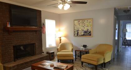 Spacious 4-bedroom house in peaceful Tuskegee with AC