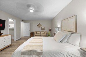 4 bedrooms, iron/ironing board, Internet, bed sheets - Lovely 4-bedroom townhome with Spacious Yard in serene The Colony (The Colony)