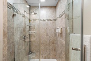 Shower, hair dryer, towels, soap - Lovely 4-bedroom townhome with Spacious Yard in serene The Colony (The Colony)