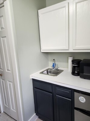 Private kitchen - Lovely 1-bedroom studio apartment with AC in peaceful Boalsburg. (Boalsburg)