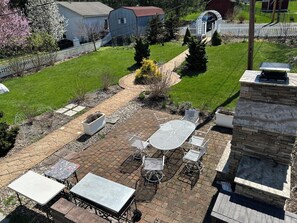 Outdoor dining - Lovely 1-bedroom studio apartment with AC in peaceful Boalsburg. (Boalsburg)