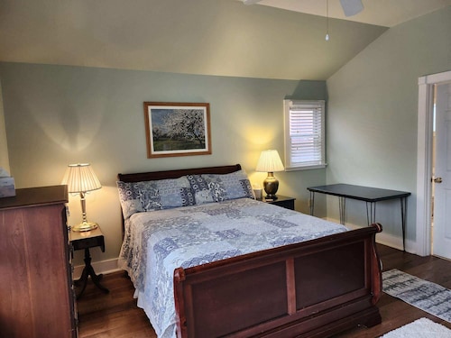 Lovely 1-bedroom studio apartment with AC in peaceful Boalsburg.