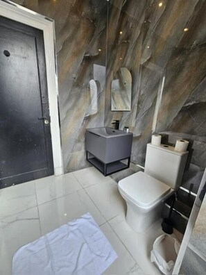 Economy Double Room | Bathroom | Towels, soap, shampoo, toilet paper - Edinburgh City Hotel (Edinburgh)