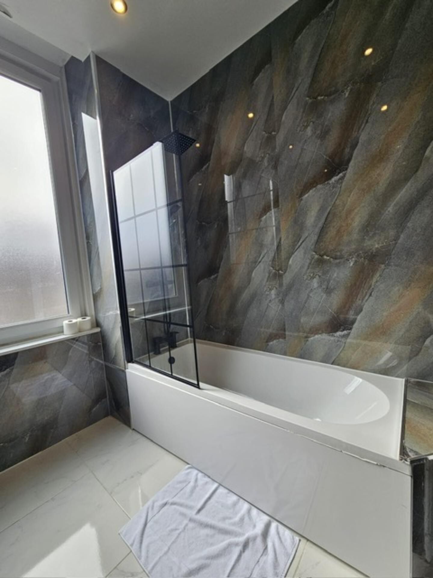 Habitación familiar, varias camas | Baño | Toallas, jabón, champú y papel higiénico