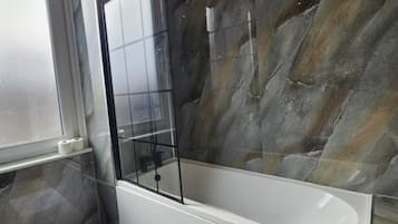 Habitación familiar, varias camas | Baño | Toallas, jabón, champú y papel higiénico