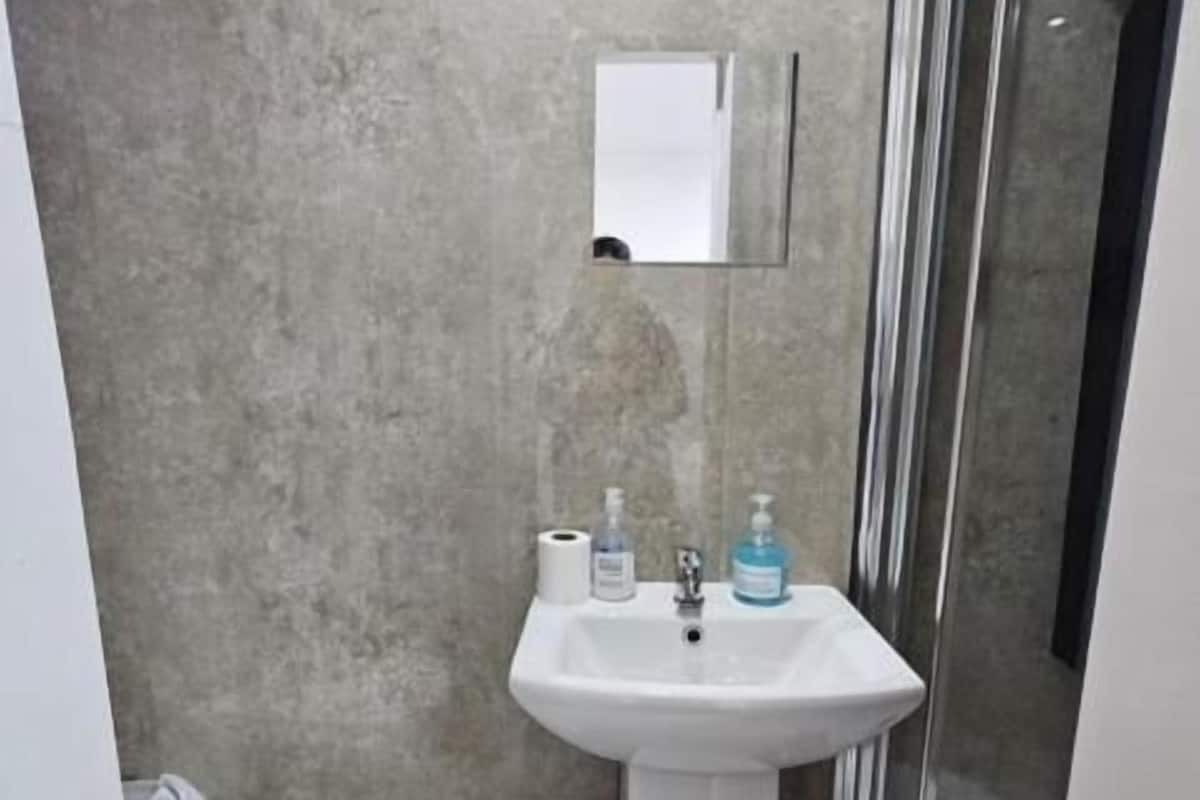 デラックス シングルルーム | バスルーム | タオル、石鹸、シャンプー、トイレットペーパー