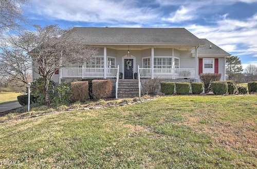 Perfect 6-bedroom house with pool and hot tub in gorgeous Greeneville