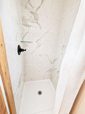 Shower, hair dryer, towels, soap - Cozy Ozark Cottage Near Spring River & Mammoth Spring (Mammoth Spring)