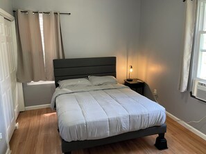 2 bedrooms, desk, iron/ironing board, free WiFi - Cozy Getaway located in Newark, New Jersey (Newark)