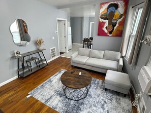 Smart TV - Cozy Getaway located in Newark, New Jersey (Newark)