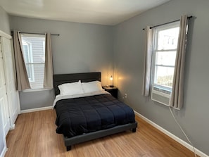 2 chambres, bureau, fer et planche à repasser, accès au Wi-Fi (inclus)