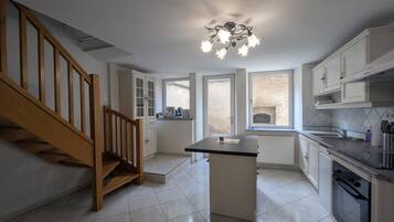 Microwave, oven, dishwasher, coffee/tea maker