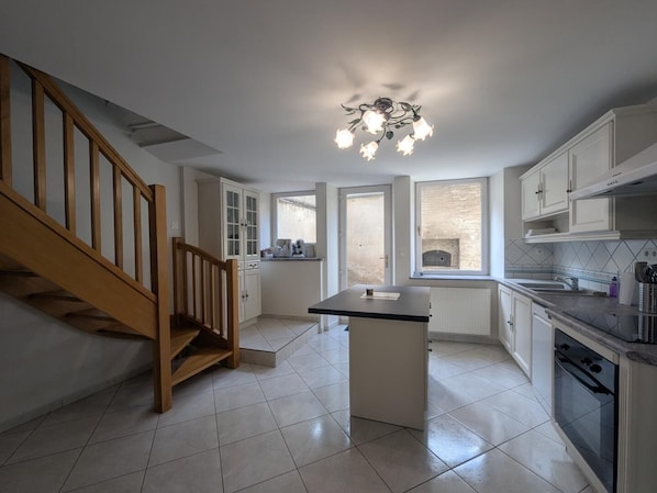 Microwave, oven, dishwasher, coffee/tea maker
