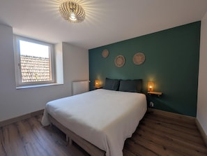 2 bedrooms, iron/ironing board, travel crib, free WiFi