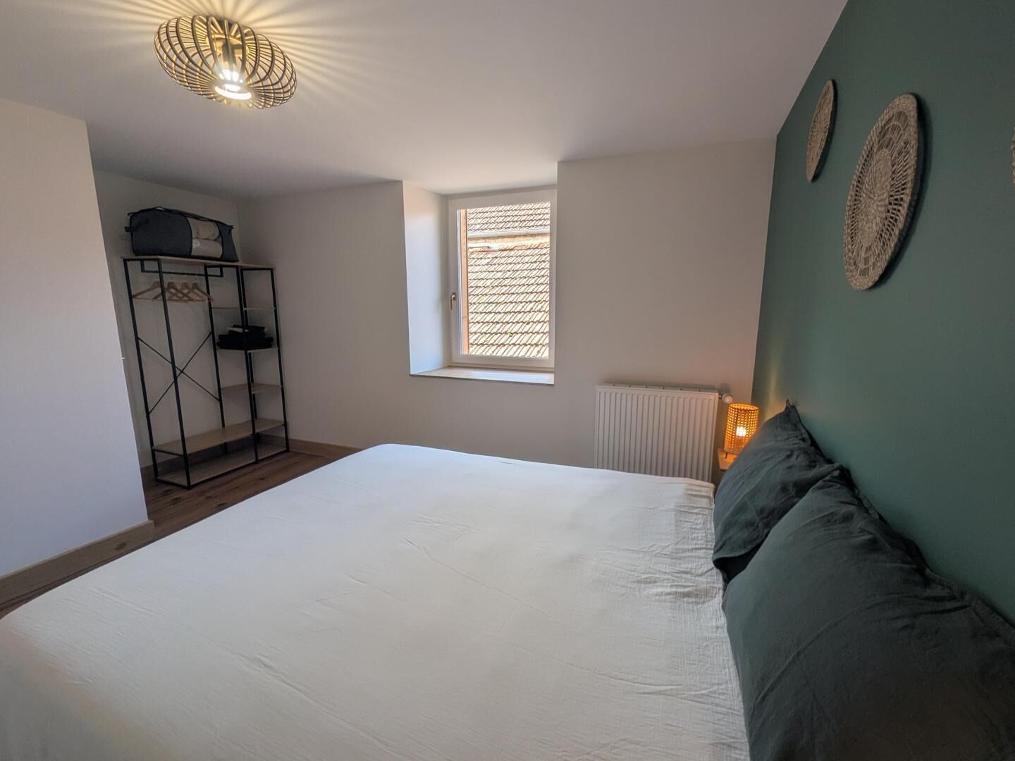 2 slaapkamers, een strijkplank/strijkijzer, reisbedje, gratis wifi