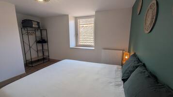 2 slaapkamers, een strijkplank/strijkijzer, reisbedje, gratis wifi