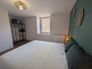 2 slaapkamers, een strijkplank/strijkijzer, reisbedje, gratis wifi