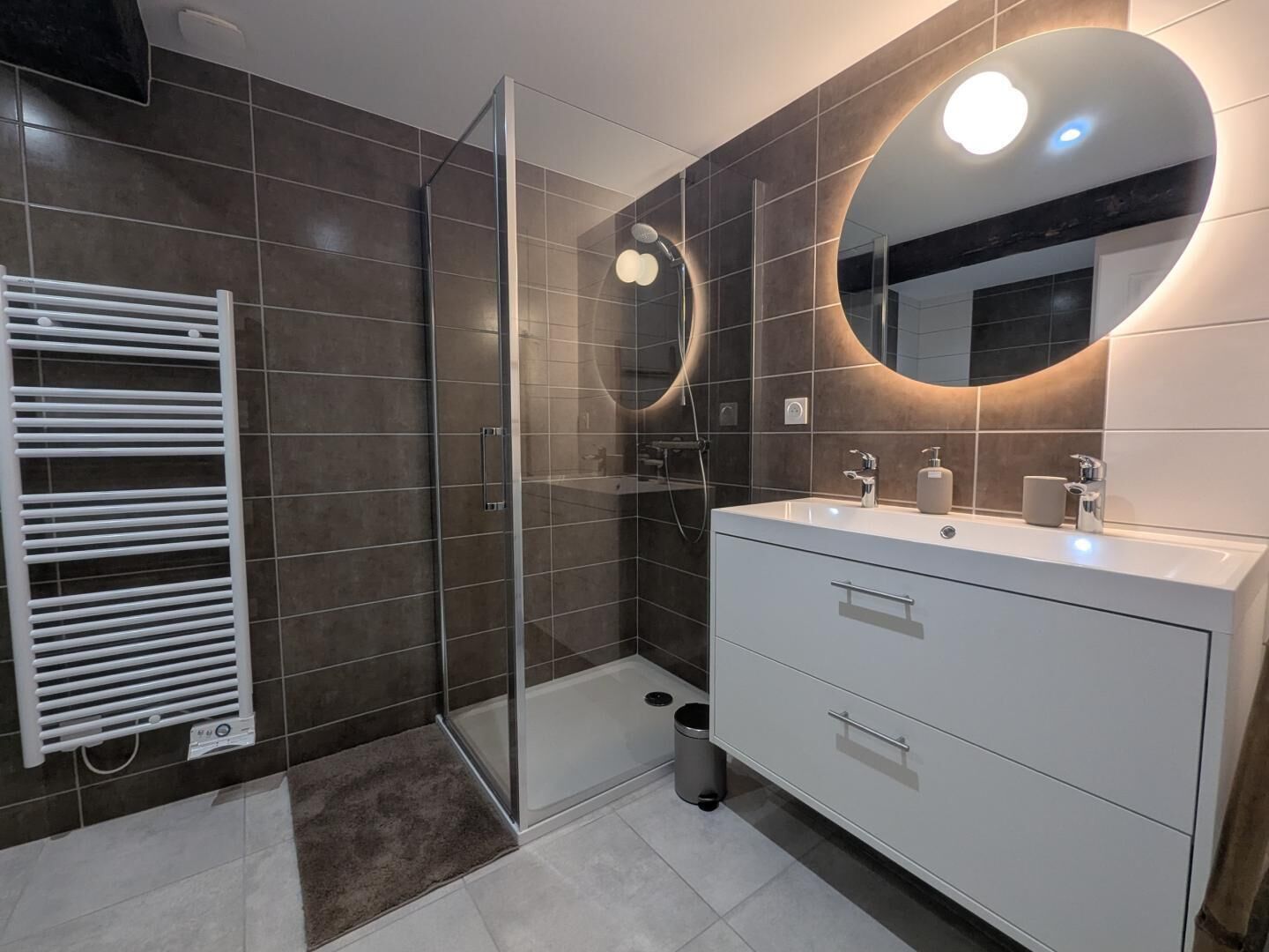 Een douche, een haardroger, handdoeken