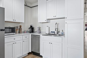 Kaffetrakter/tekoker, kjøleskap, mikrobølgeovn og oppvaskmaskin