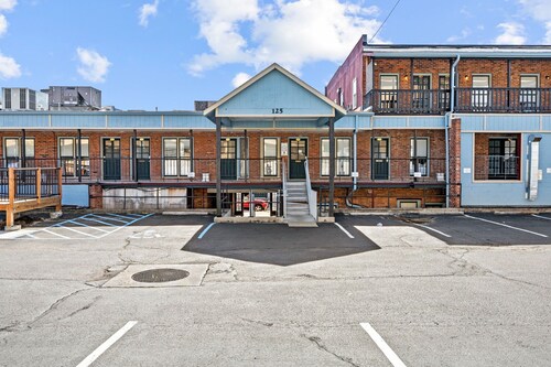 Main Street 2BR - Walk to Dining & Riverfront