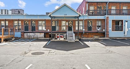 Main Street 2BR - Walk to Dining & Riverfront