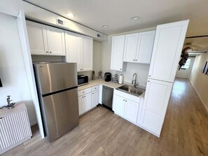 Kühlschrank, Mikrowelle, Geschirrspüler