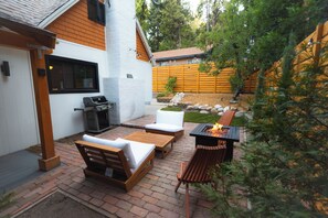 Terrace/patio - Christmas Tree Cottage / EV Charger / Fenced In Yard For Pets & Kids (Running Springs)