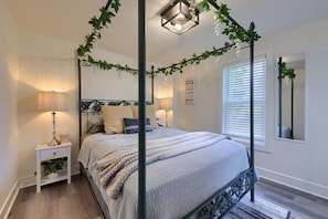 3 Schlafzimmer, Schreibtisch, Bügeleisen/Bügelbrett, Reisekinderbett