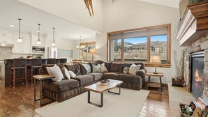 Una sala de estar moderna con un sofá modular, una mesa de centro y una chimenea.